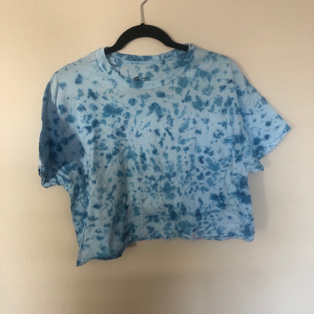 Blue tie dye cropped tee